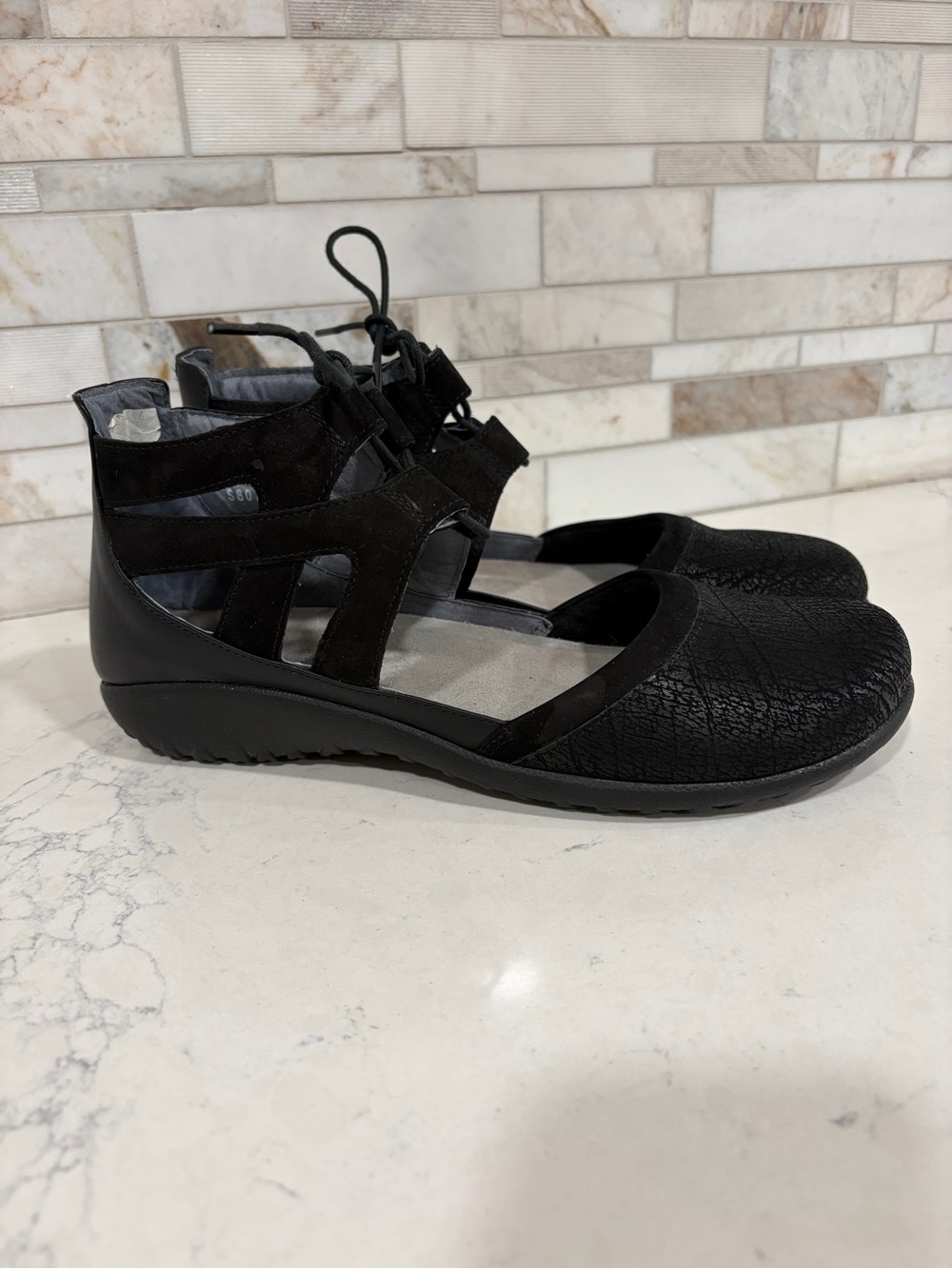 Naot Women’s Black Cutout Leather Lace-Up Comfort Sandals with Closed Toe Sz 11